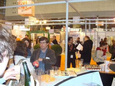 Ambiance conviviale sur notre stand avec petits fours de l'ESAT Le Castel et champagne de l'ESAT de Sézanne