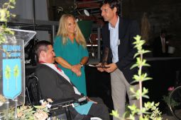 Vincent MEDINA, Directeur de l'ESAT Les Compagnons de Maguelone, remet un trophée à Monsieur le Préfet Jean-Christophe PARISOT, en présence de Clare HART, , Représentante régionale de la Fondation FACE